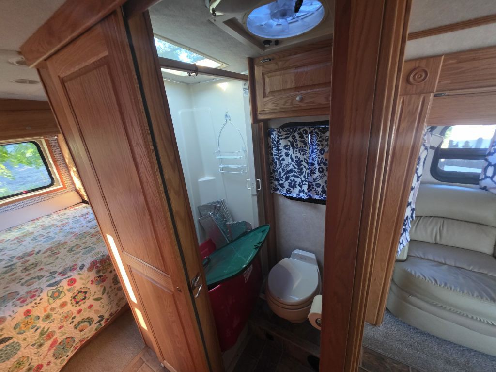 2005 Ford Econoline Image 12