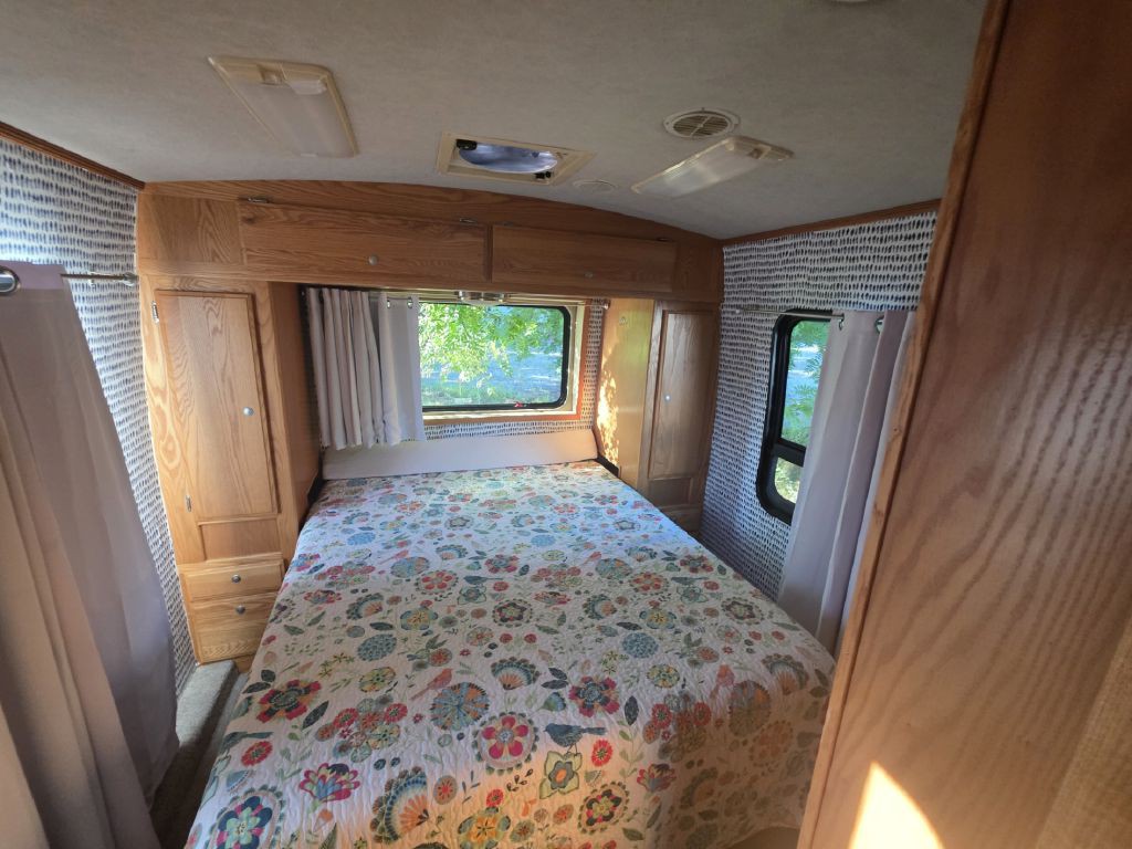 2005 Ford Econoline Image 13