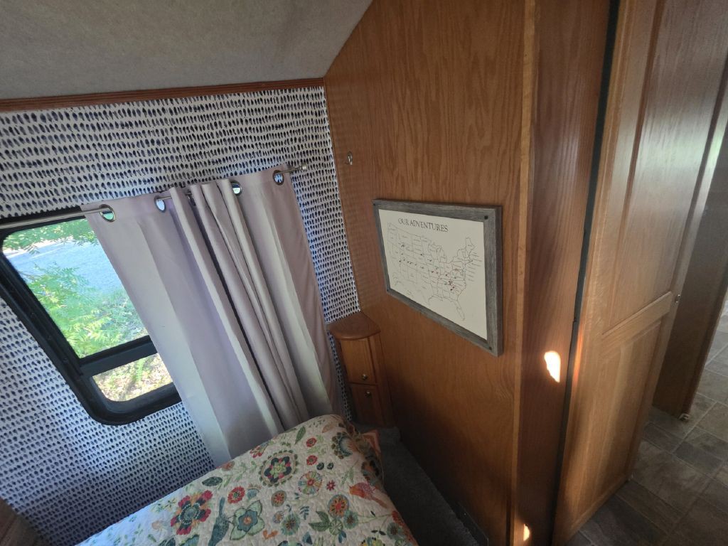 2005 Ford Econoline Image 16