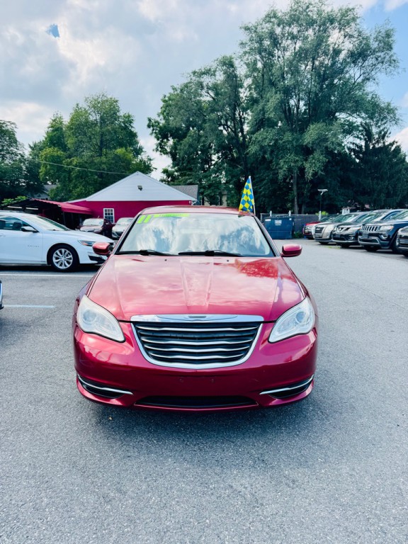 2011 Chrysler 200 Image 2