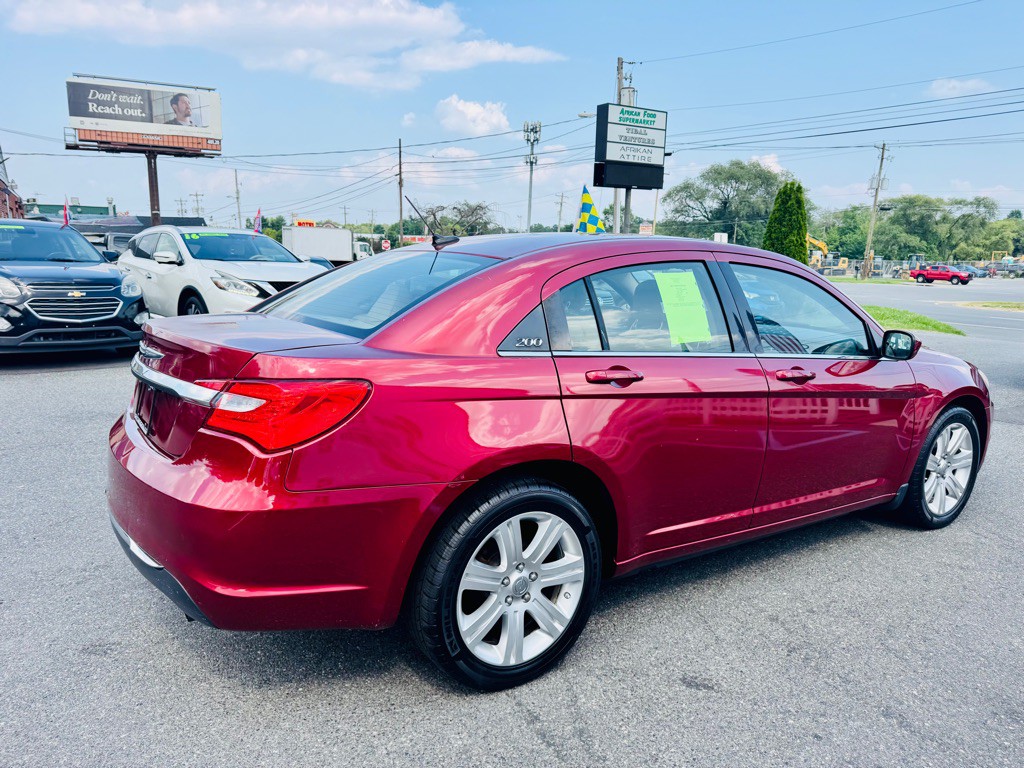 2011 Chrysler 200 Image 4
