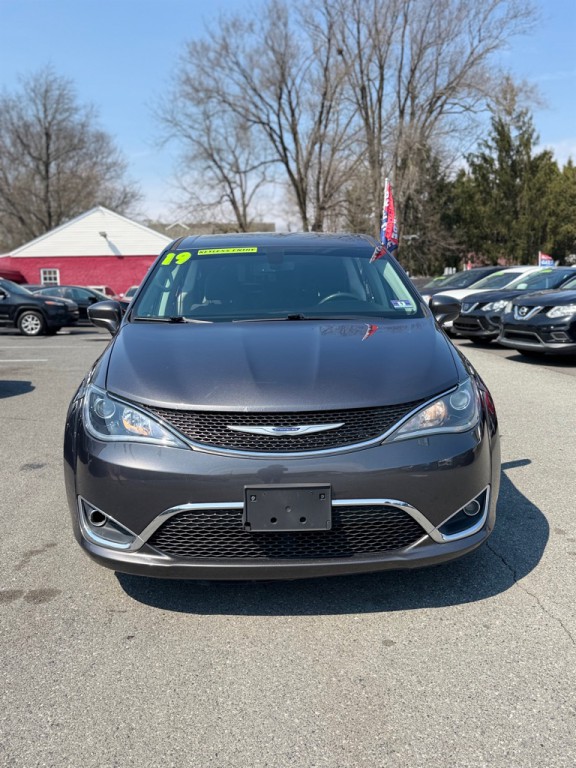 2019 Chrysler Pacifica Image 1