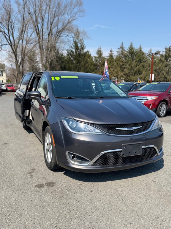 2019 Chrysler Pacifica Image 2
