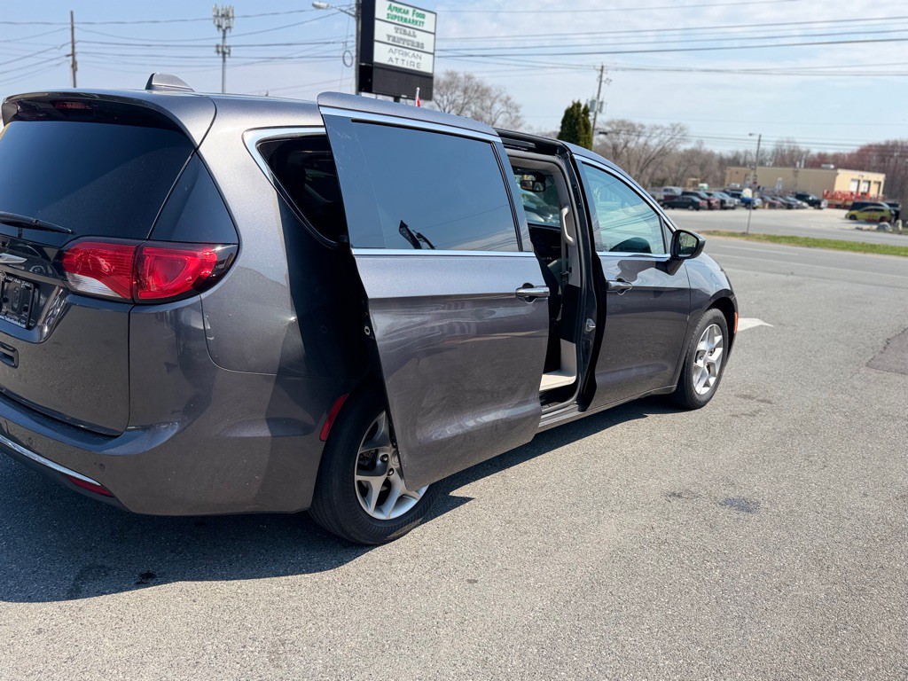 2019 Chrysler Pacifica Image 3