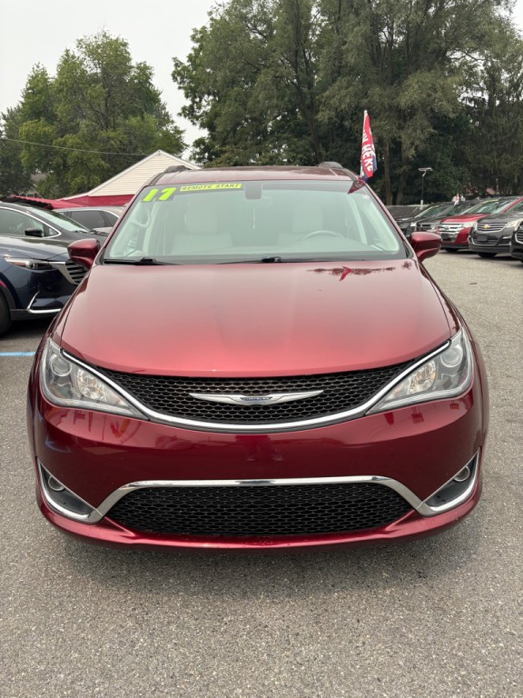 2017 Chrysler Pacifica Image 2