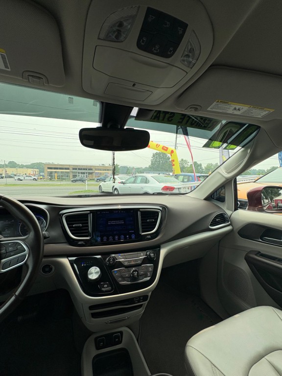 2017 Chrysler Pacifica Image 11
