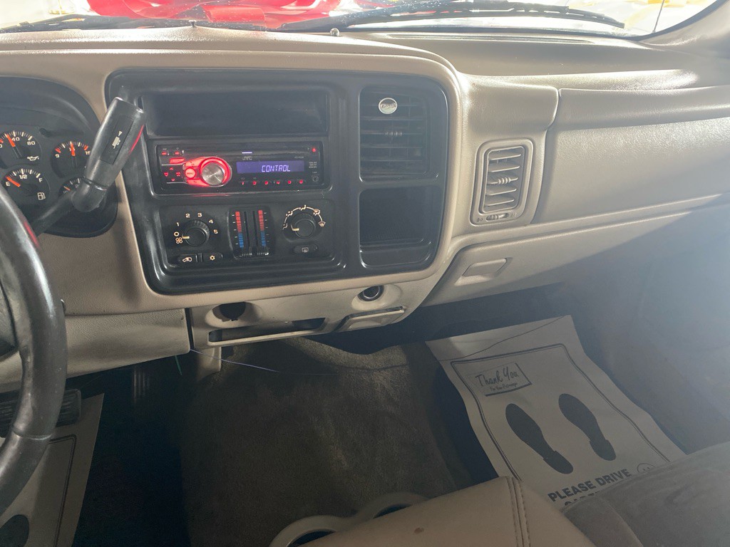 2003 Chevrolet Suburban Image 9