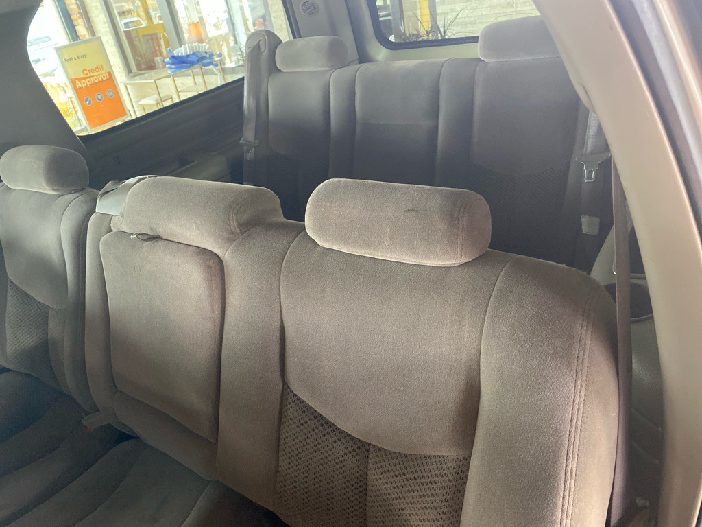 2003 Chevrolet Suburban Image 10