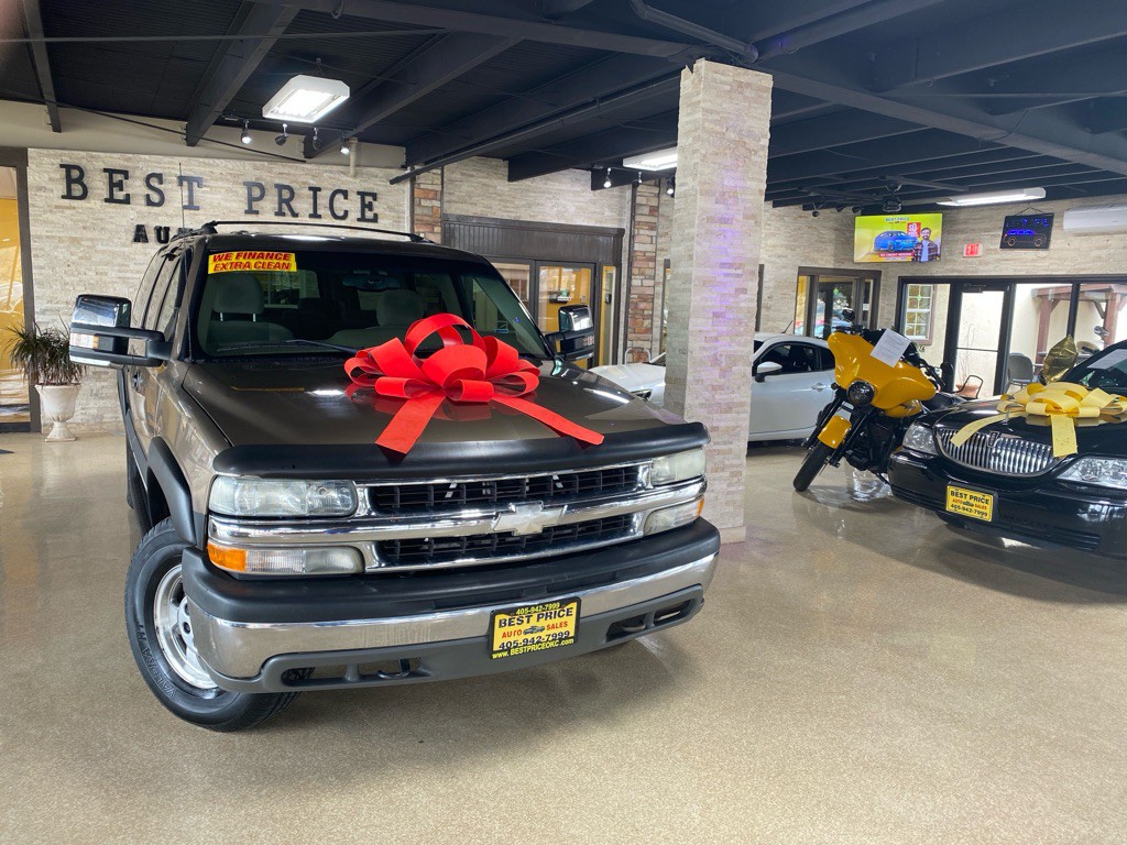 2003 Chevrolet Suburban Image 1