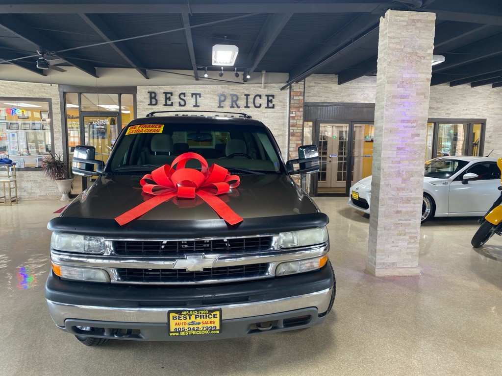 2003 Chevrolet Suburban Image 2