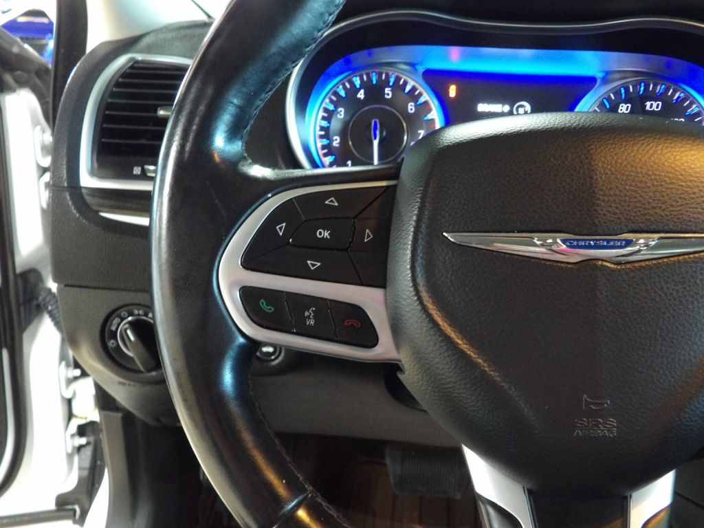 2017 Chrysler 300 Image 11