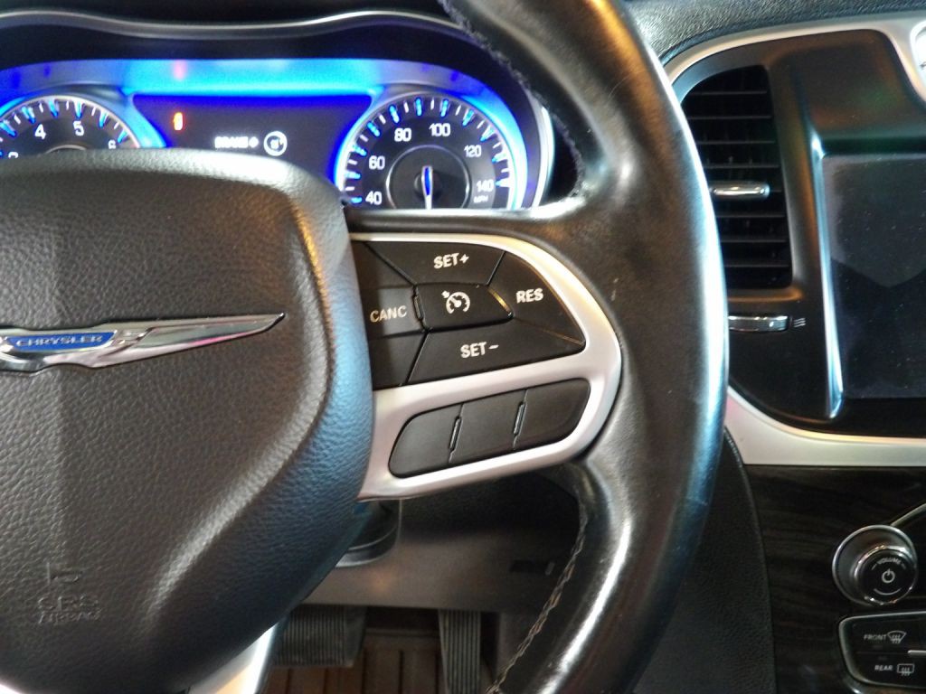 2017 Chrysler 300 Image 12