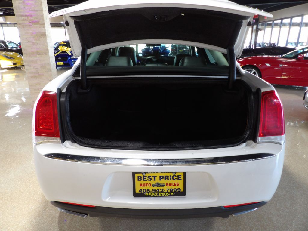 2017 Chrysler 300 Image 13