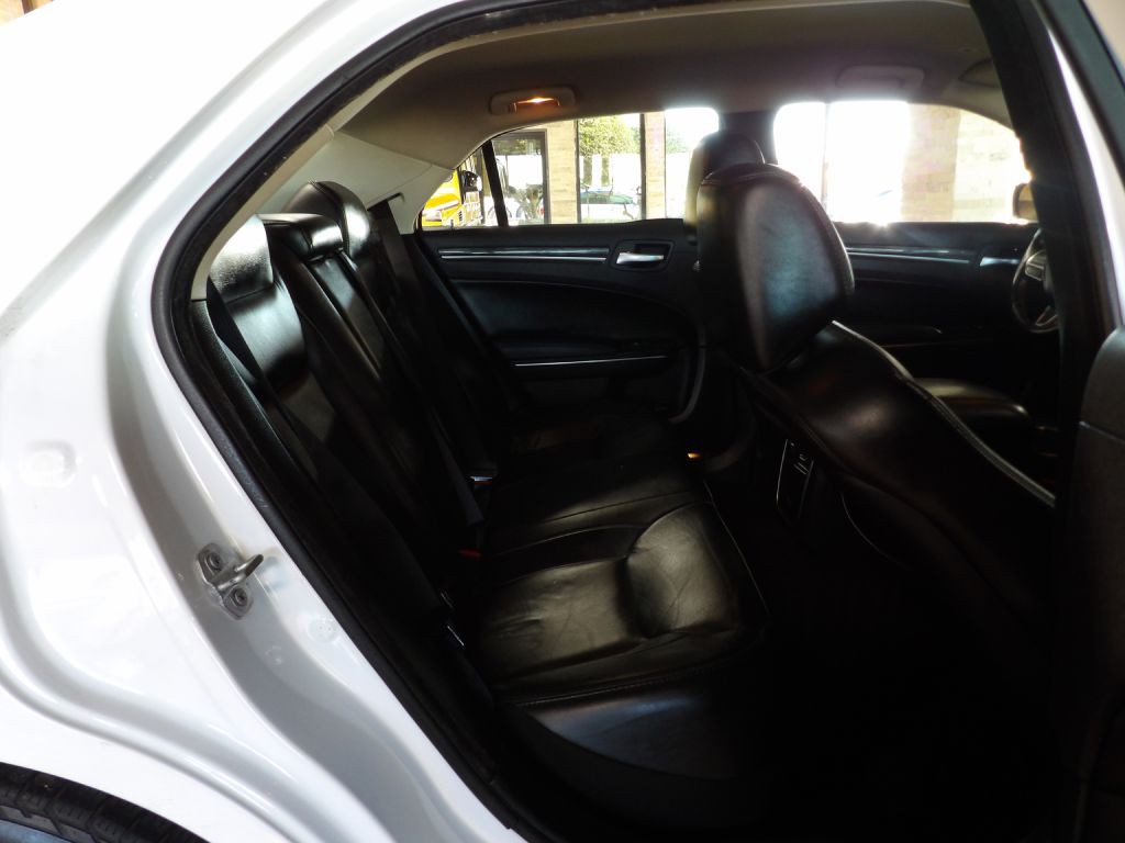 2017 Chrysler 300 Image 14