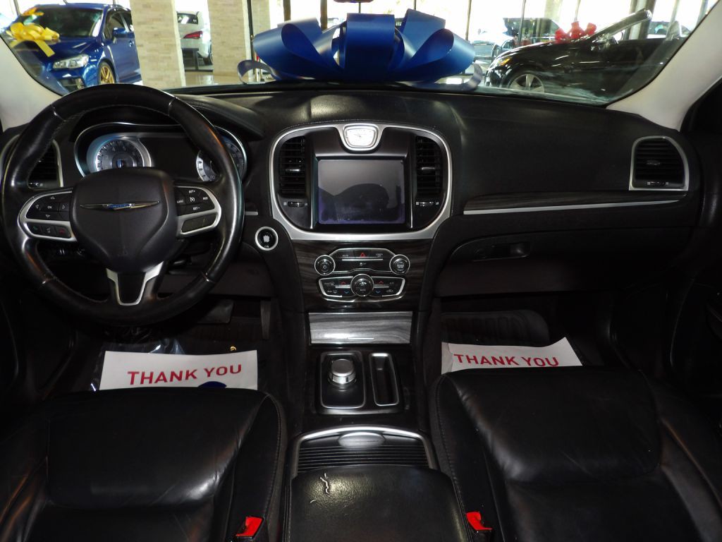 2017 Chrysler 300 Image 18
