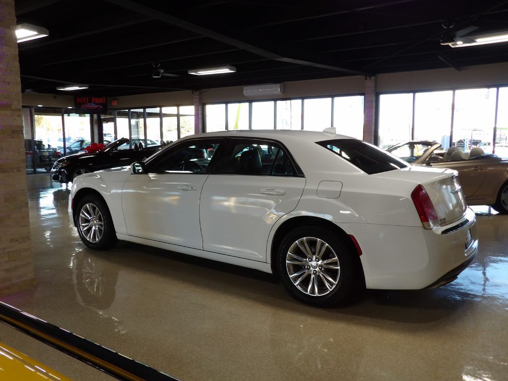 2017 Chrysler 300 Image 19