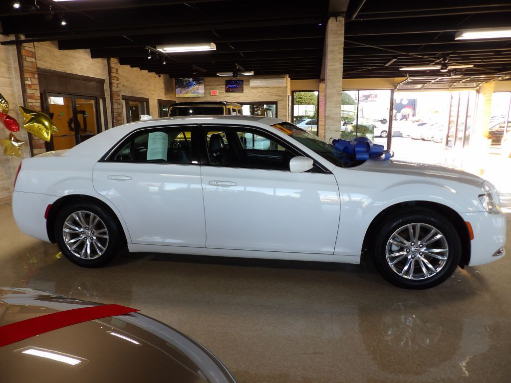 2017 Chrysler 300 Image 20