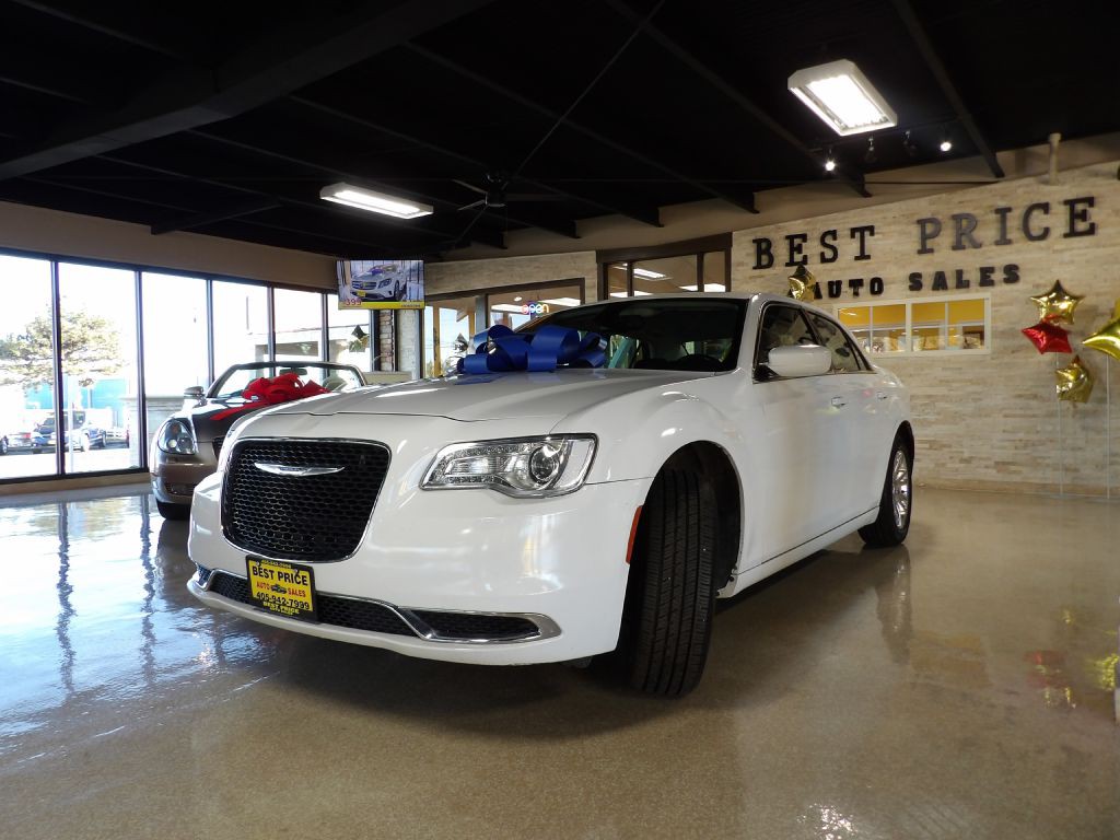 2017 Chrysler 300 Image 1