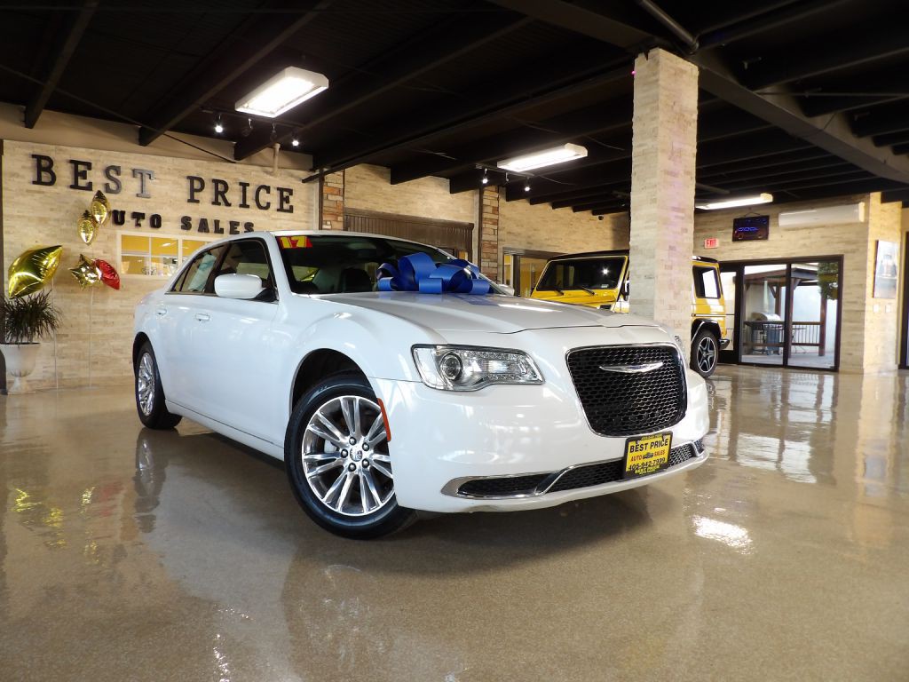2017 Chrysler 300 Image 2