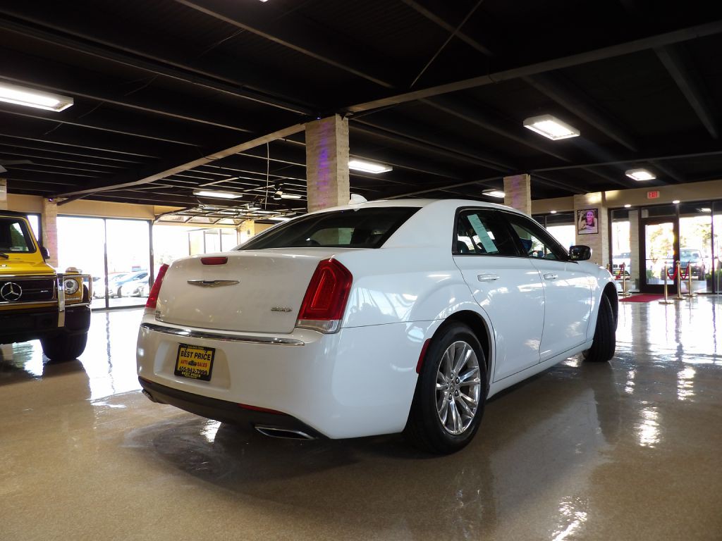 2017 Chrysler 300 Image 3