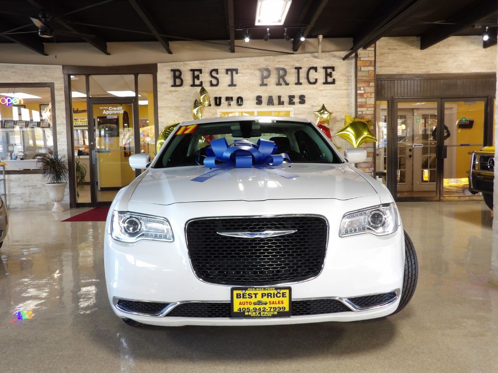 2017 Chrysler 300 Image 4