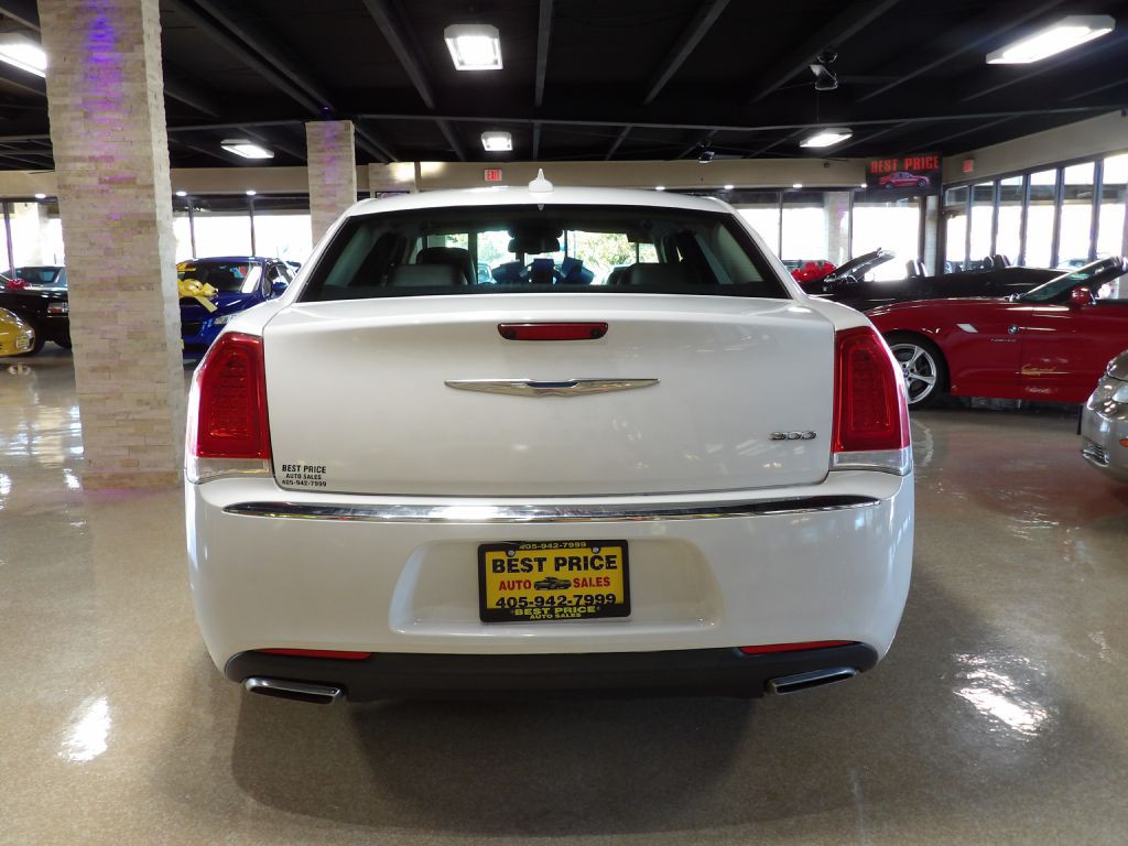 2017 Chrysler 300 Image 5