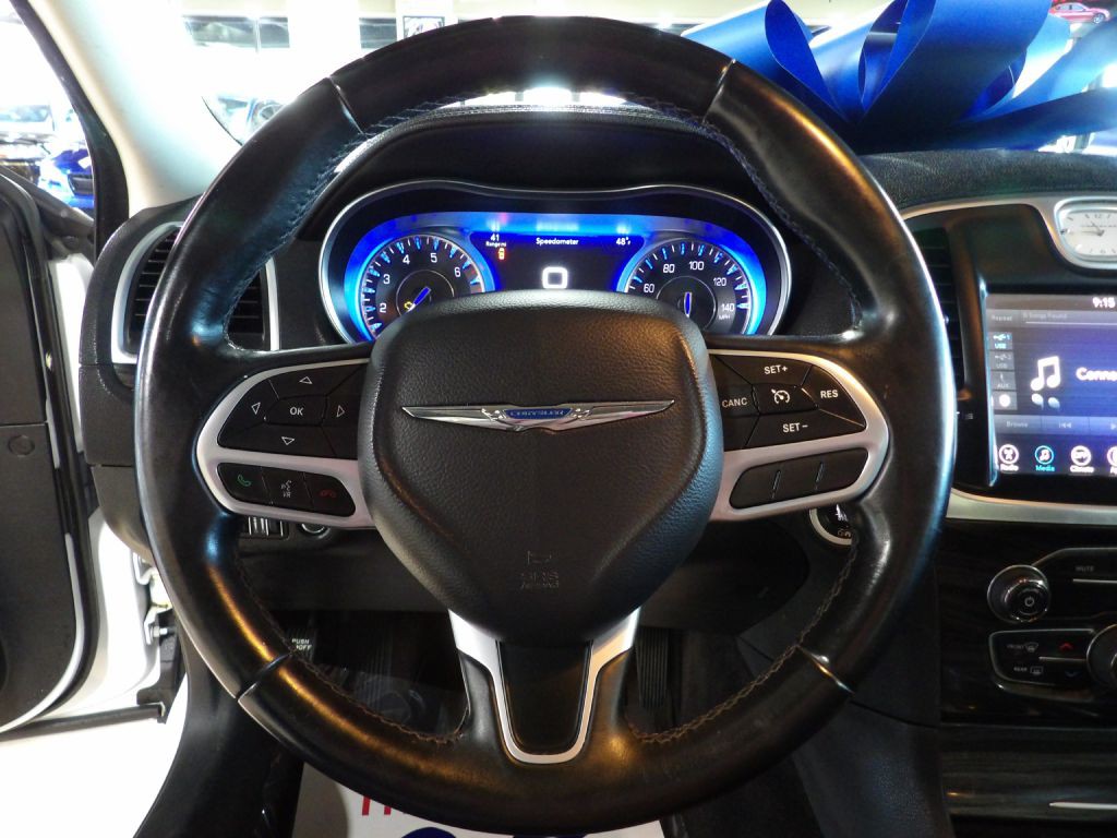 2017 Chrysler 300 Image 8