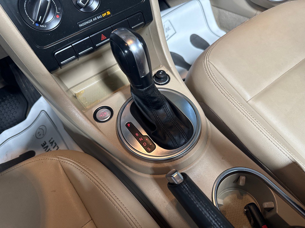 2013 Volkswagen Beetle Image 13