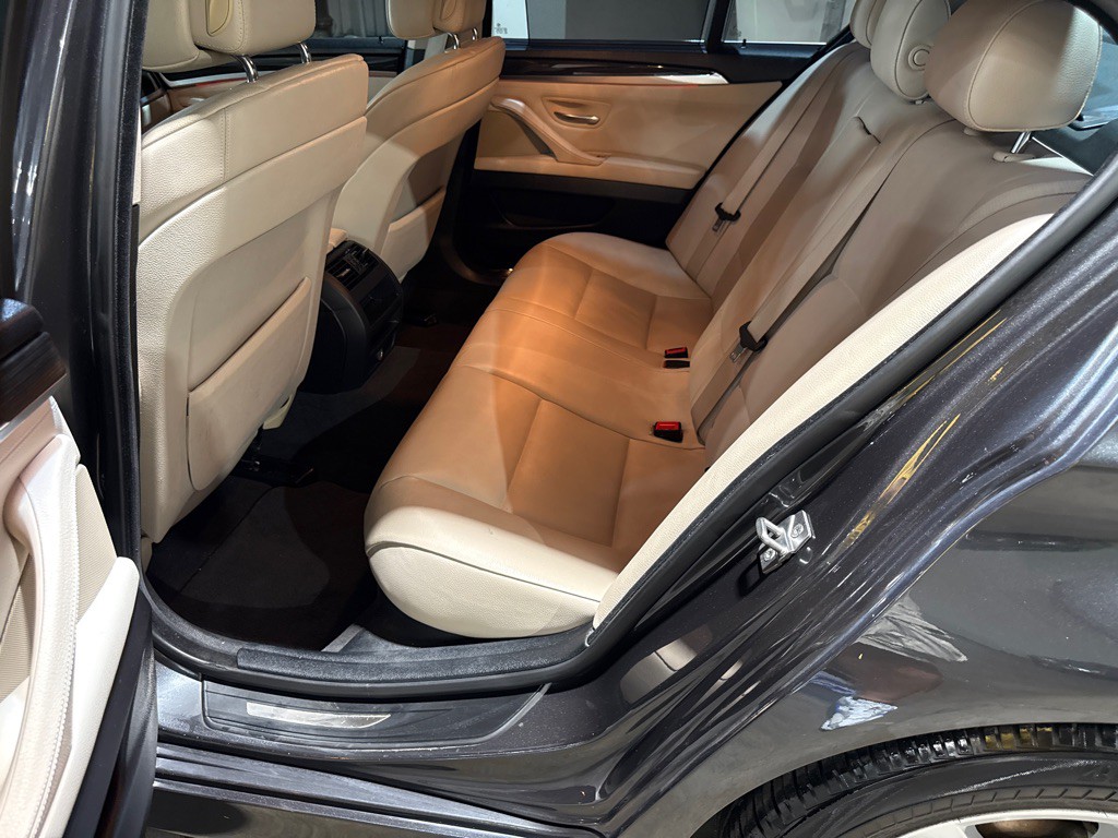 2011 BMW 5 Series Image 8