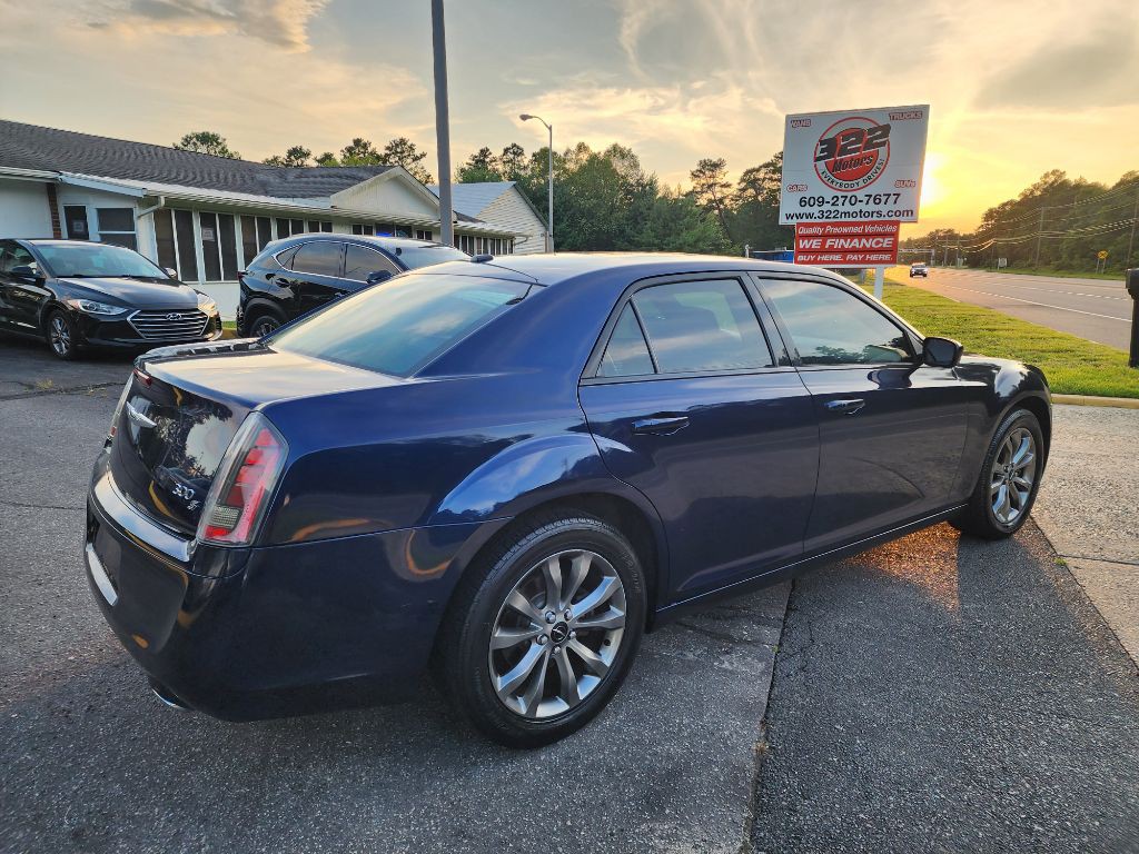 2014 Chrysler 300 Image 2