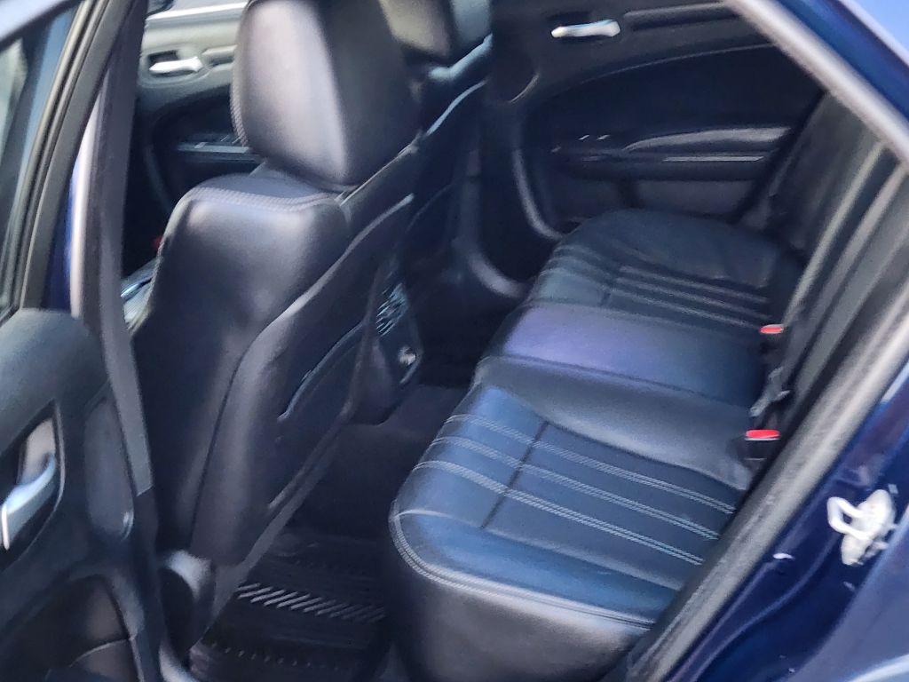 2014 Chrysler 300 Image 11
