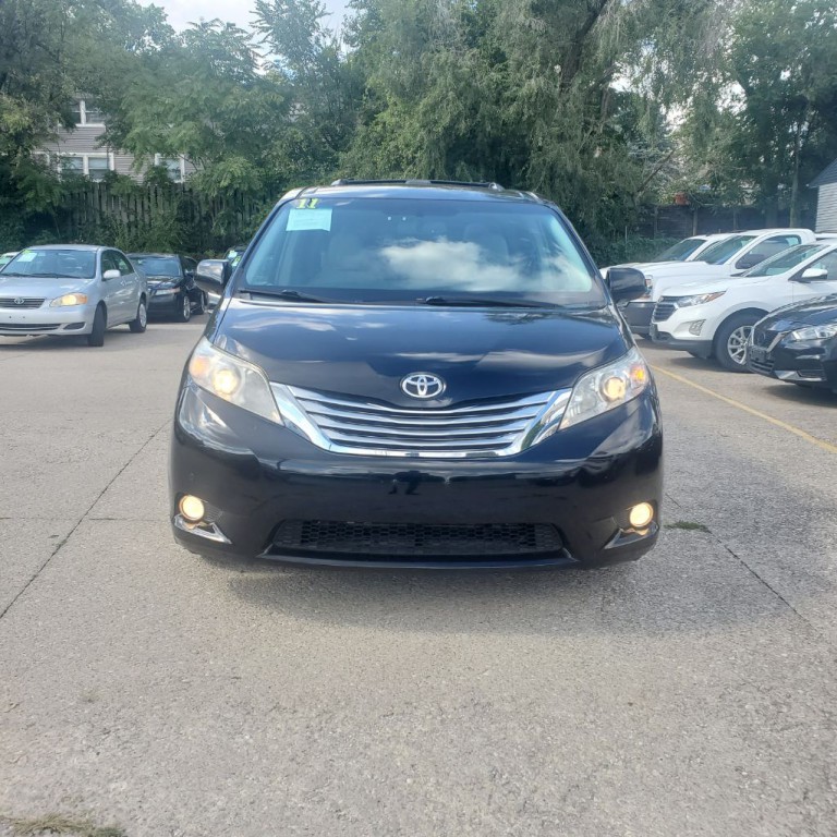 2011 Toyota Sienna Image 2