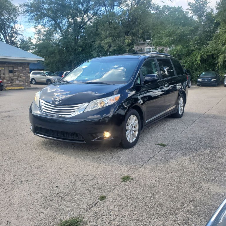 2011 Toyota Sienna Image 3
