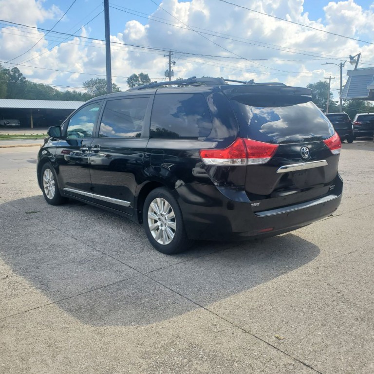 2011 Toyota Sienna Image 4