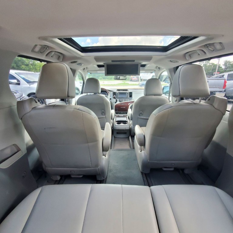 2011 Toyota Sienna Image 7