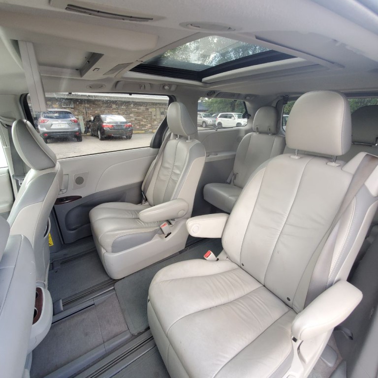2011 Toyota Sienna Image 8