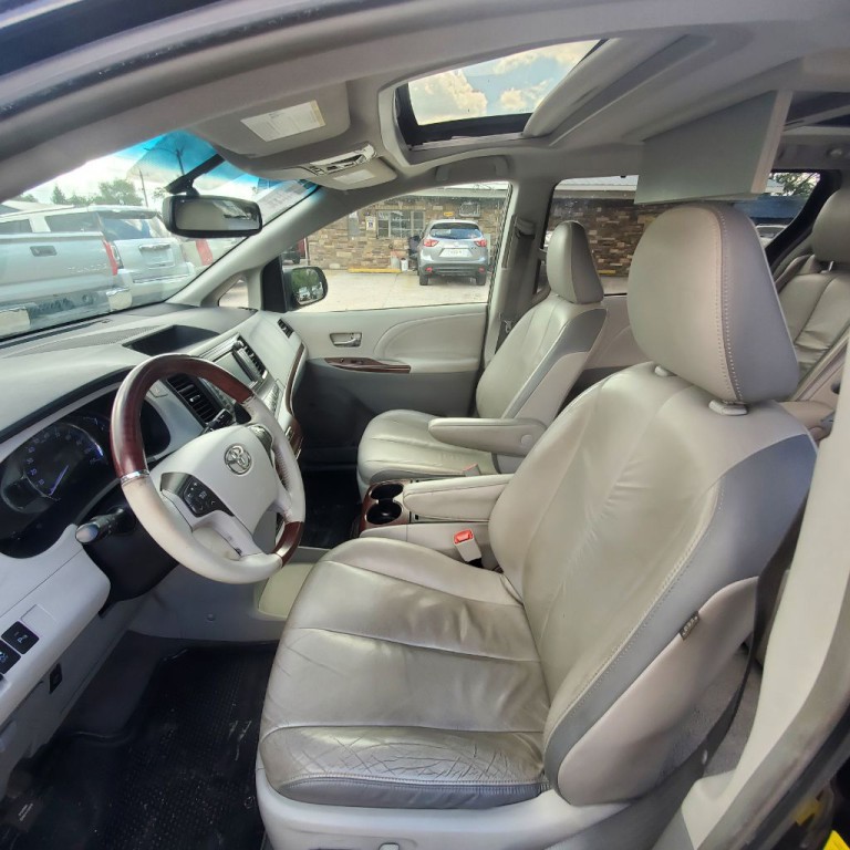 2011 Toyota Sienna Image 9