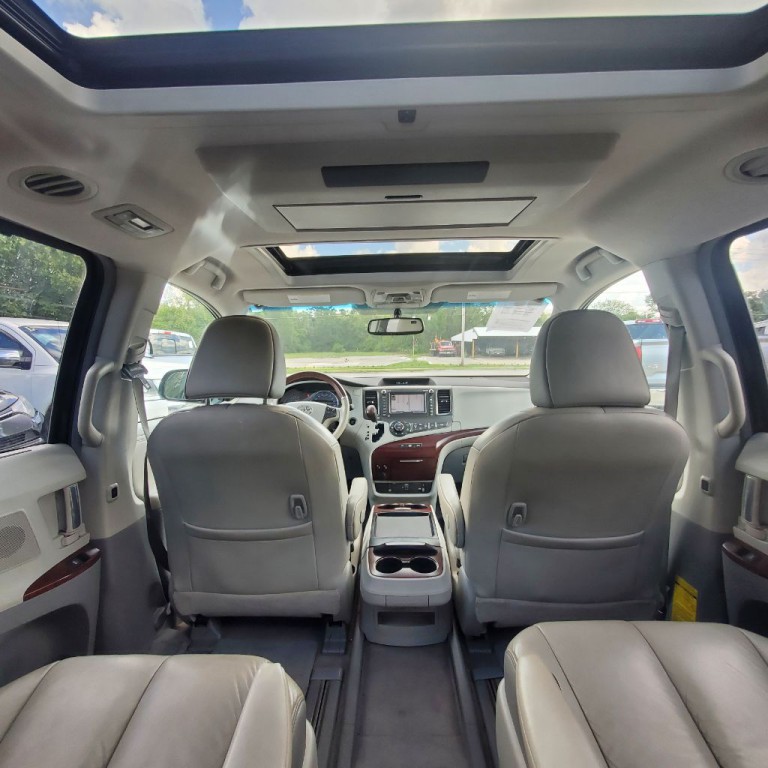 2011 Toyota Sienna Image 10