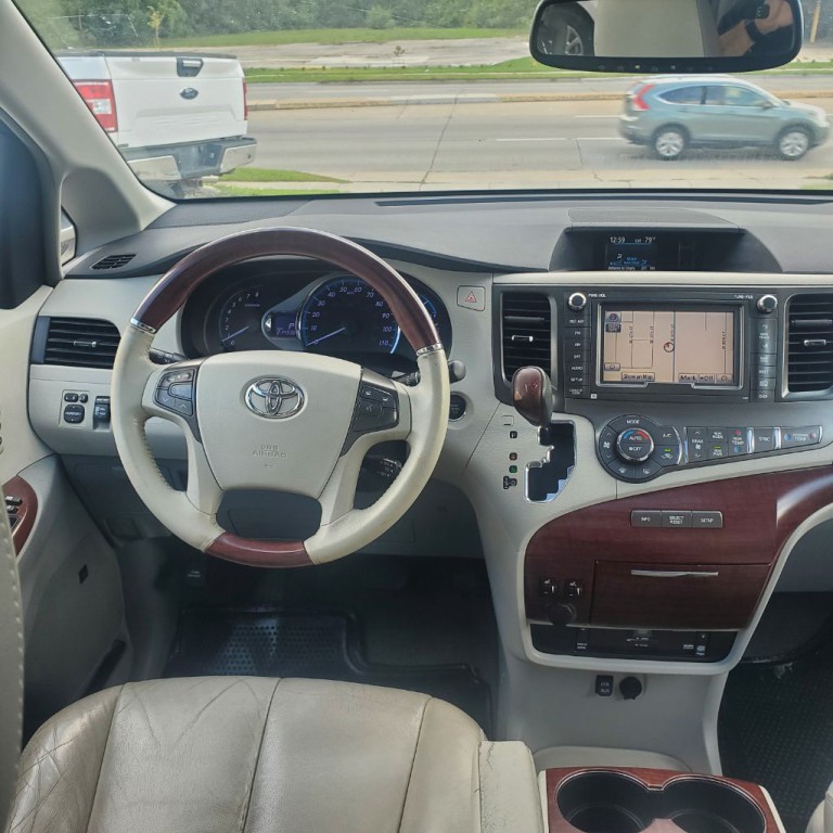 2011 Toyota Sienna Image 11