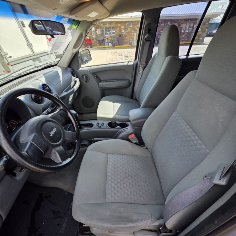 2006 Jeep Liberty Image 8