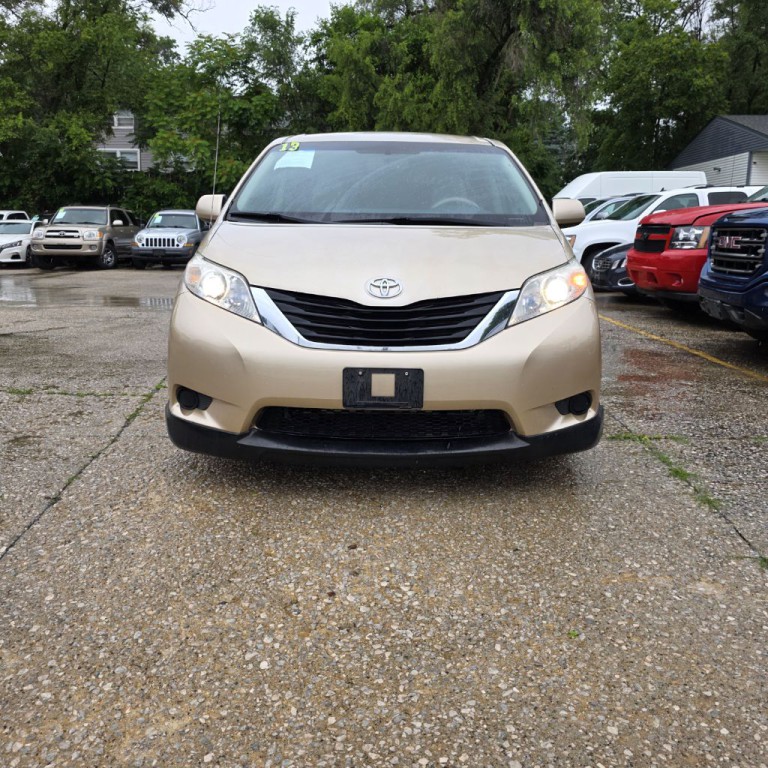 2013 Toyota Sienna Image 2