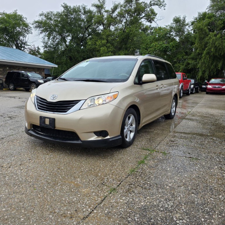 2013 Toyota Sienna Image 3