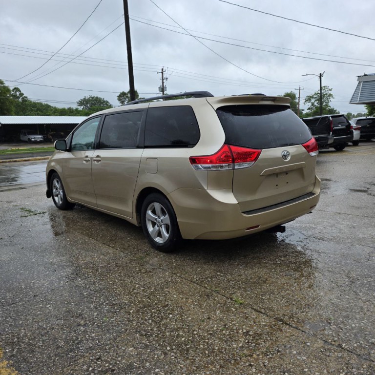 2013 Toyota Sienna Image 4