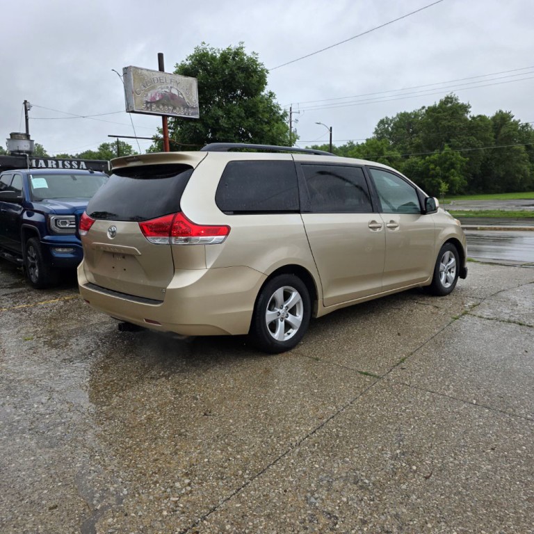 2013 Toyota Sienna Image 6