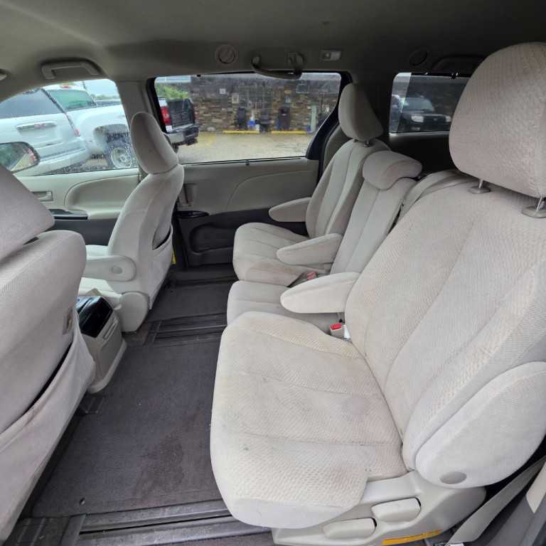 2013 Toyota Sienna Image 8