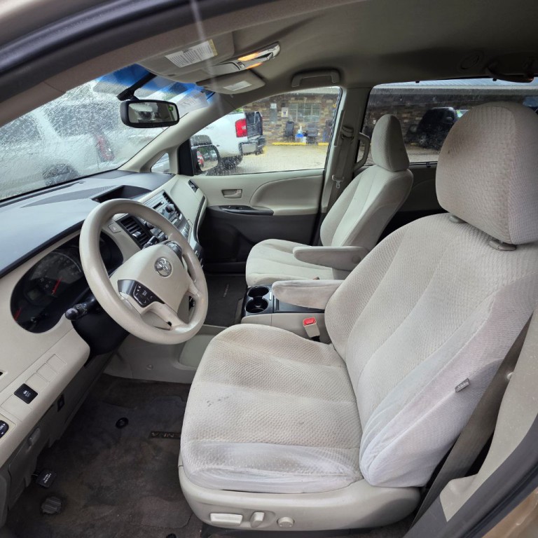 2013 Toyota Sienna Image 9