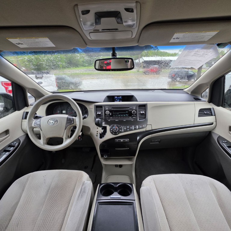 2013 Toyota Sienna Image 10