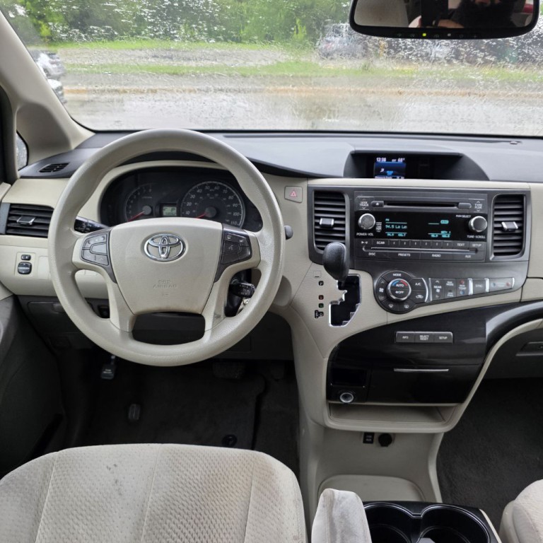 2013 Toyota Sienna Image 11