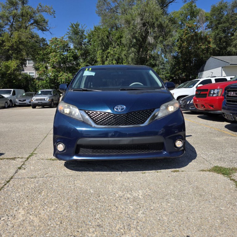2011 Toyota Sienna Image 2