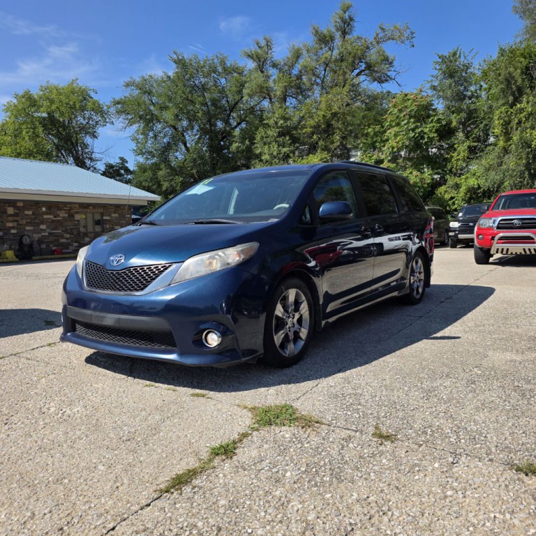 2011 Toyota Sienna Image 3